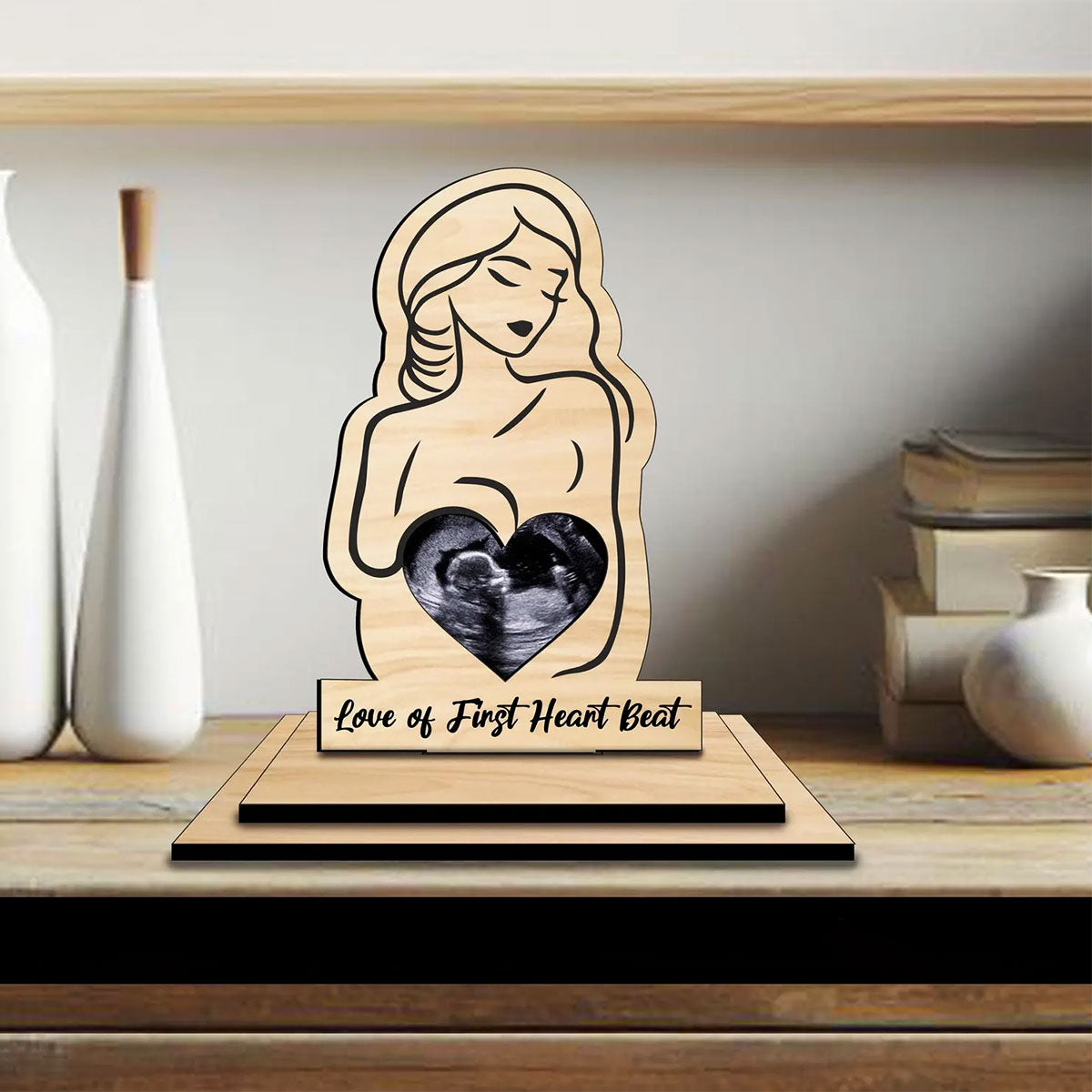 Дървена стойка с форма на жена и сърце – подарък за бременна