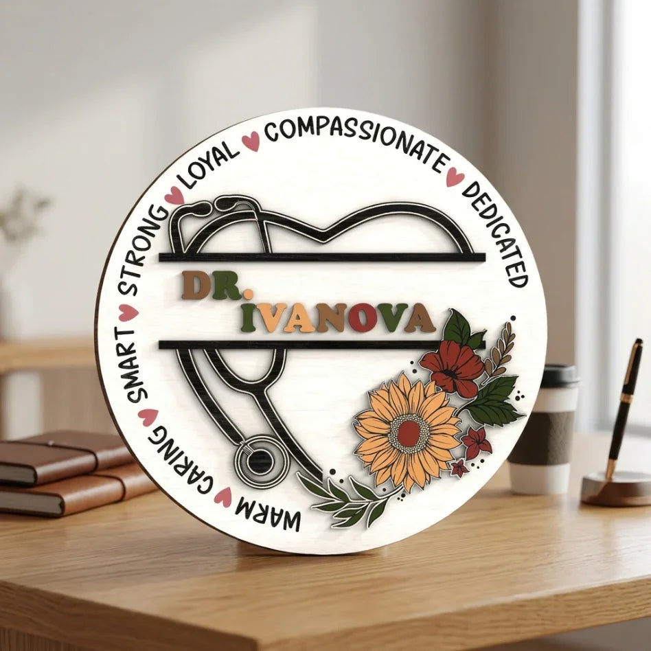 Персонализирана дървена табела със стетоскоп и цветя, идеална изненада за лекар, ръчна изработка от естествено дърво от exe.bg.