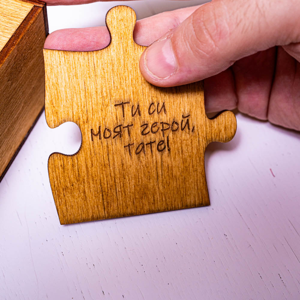 близък план на парче от ръчно изработен дървен пъзел с гравирано послание
