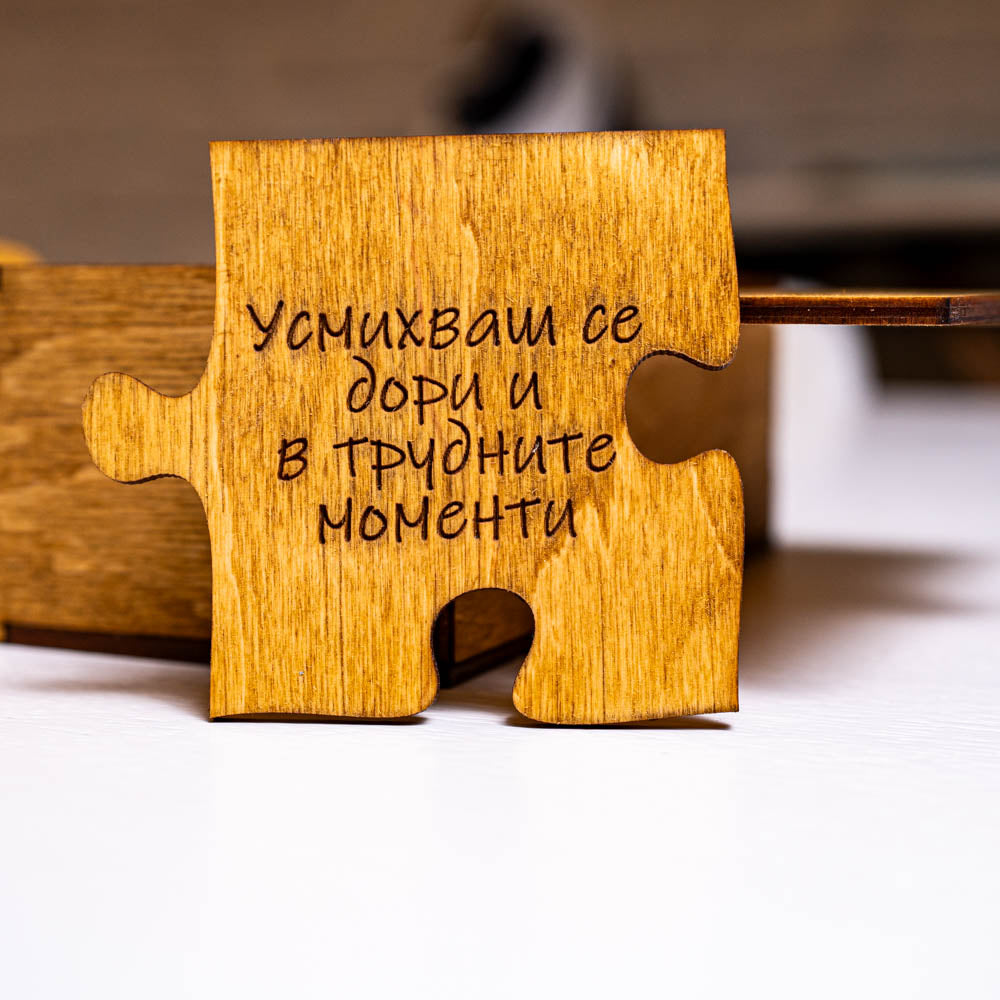 Детайлна снимка в близък план на отделно парче от пъзела с гравирано поспание
