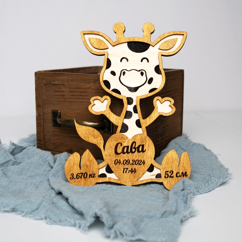 Ръчно изработена табела-визитка за новородено с форма на жирафче