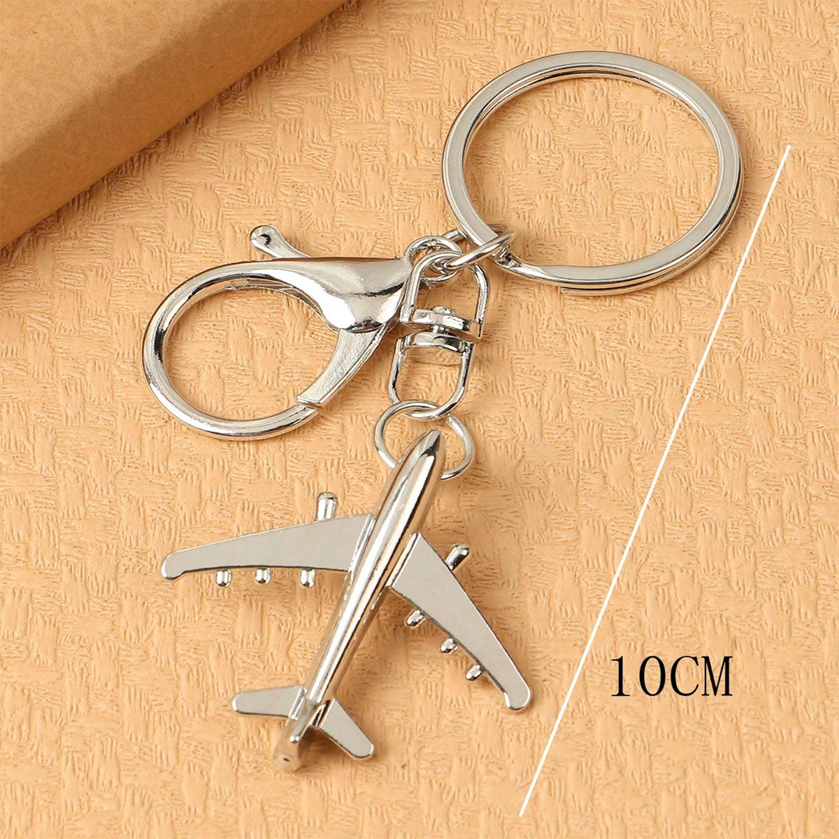 Персонализиран метален ключодържател със самолет – подарък за пътешественици и любители на пътуванията