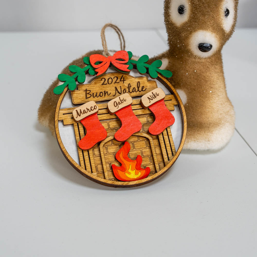 ΠΡΡΠ²Π΅Π½Π° ΠΊΠΎΠ»Π΅Π΄Π½Π° Π΄Π΅ΠΊΠΎΡΠ°ΡΠΈΡ ΠΊΠ°ΠΌΠΈΠ½Π° Ρ ΡΠ΅ΡΠ²Π΅Π½ΠΈ ΠΊΠΎΠ»Π΅Π΄Π½ΠΈ ΡΠΎΡΠ°ΠΏΡΠ΅ΡΠ° Ρ Π³ΡΠ°Π²ΠΈΡΠ°Π½ΠΈ ΠΈΠΌΠ΅Π½Π° ΠΏΠΎ ΠΈΠ·Π±ΠΎΡ