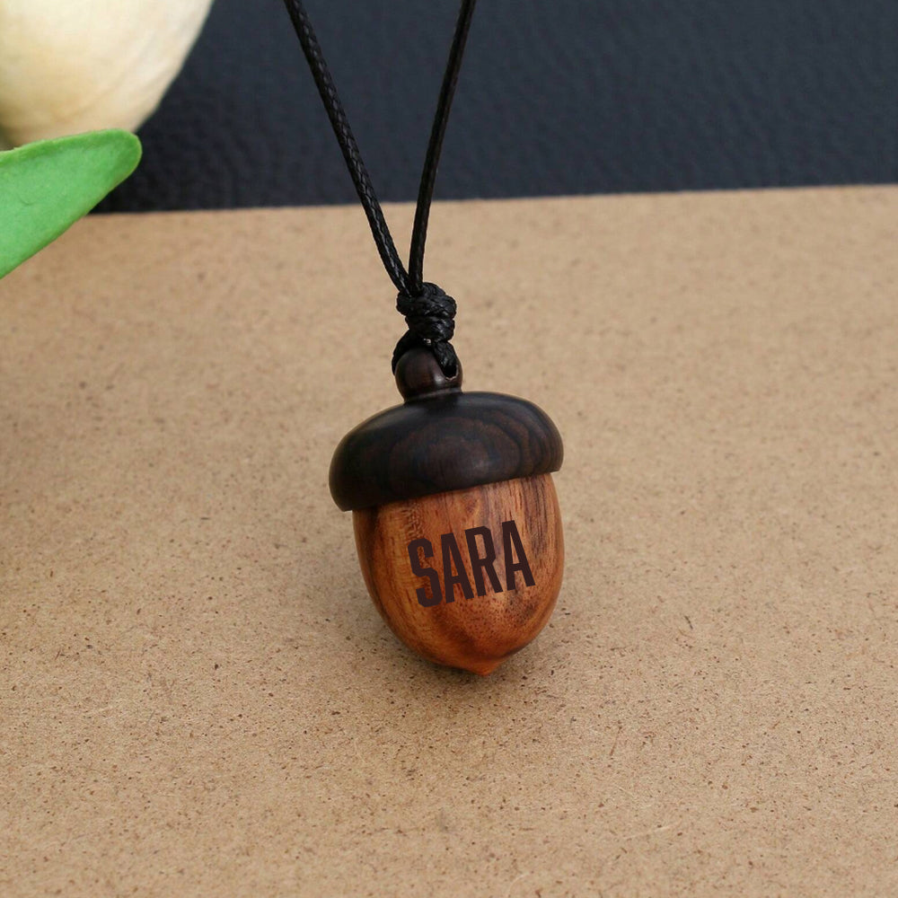 Колие с висулка жълъд с гравирано име Sara