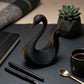 Елегантна черна 3D фигура на лебед, стилна декорация за бюро или дом, от exe.bg.