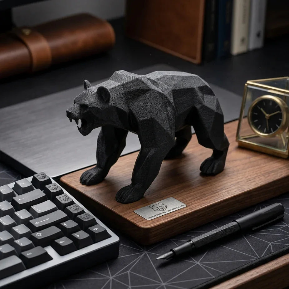 Черна геометрична 3D фигура на мечка върху дървена основа, ръчна изработка, стилна декорация от exe.bg