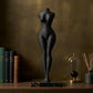 Елегантна черна фигура на женско тяло върху мраморна поставка, стилна декорация за дома.