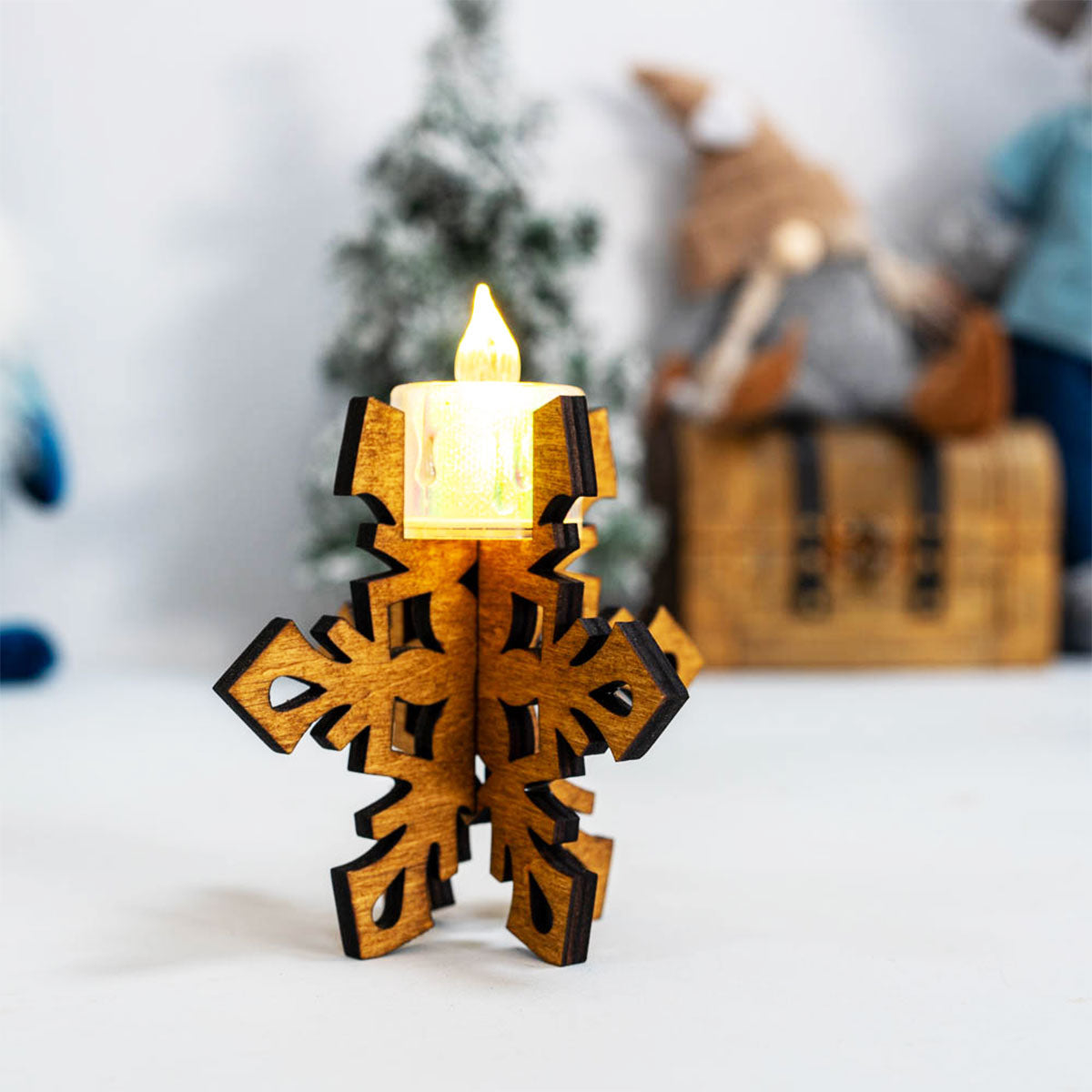 Дървен свещник с форма на снежинка 