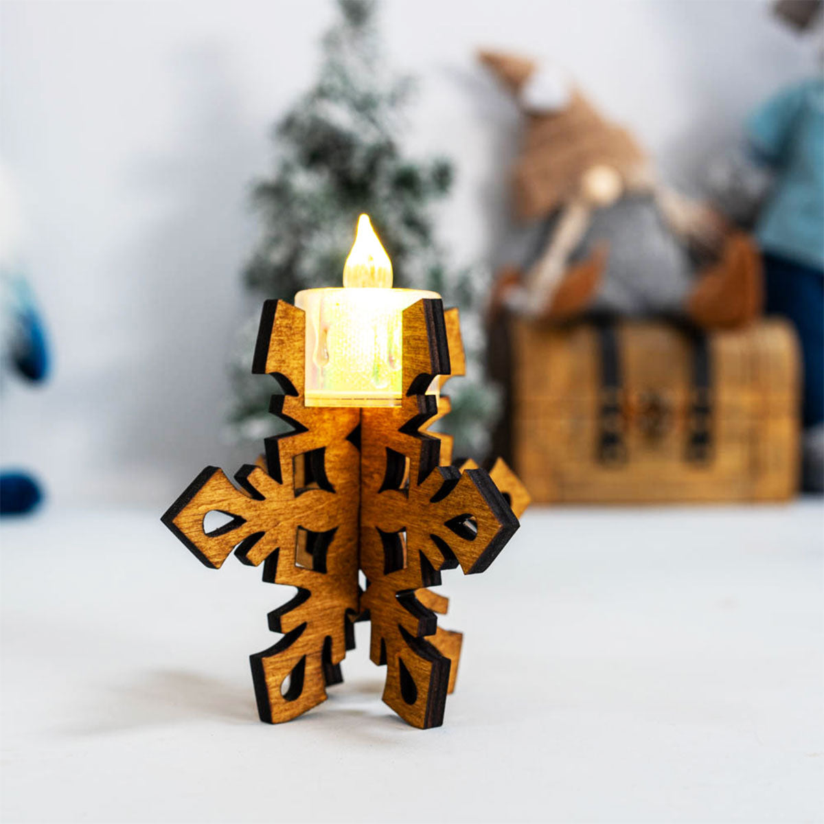 Близък план на дървен свещник с форма на снежинка