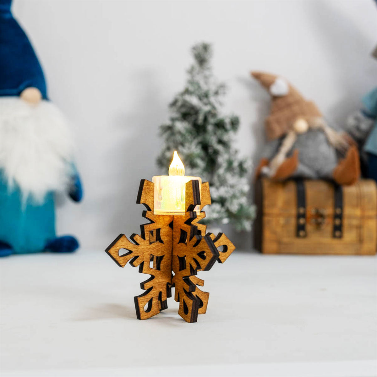 Дървен свещник с форма на снежинка 