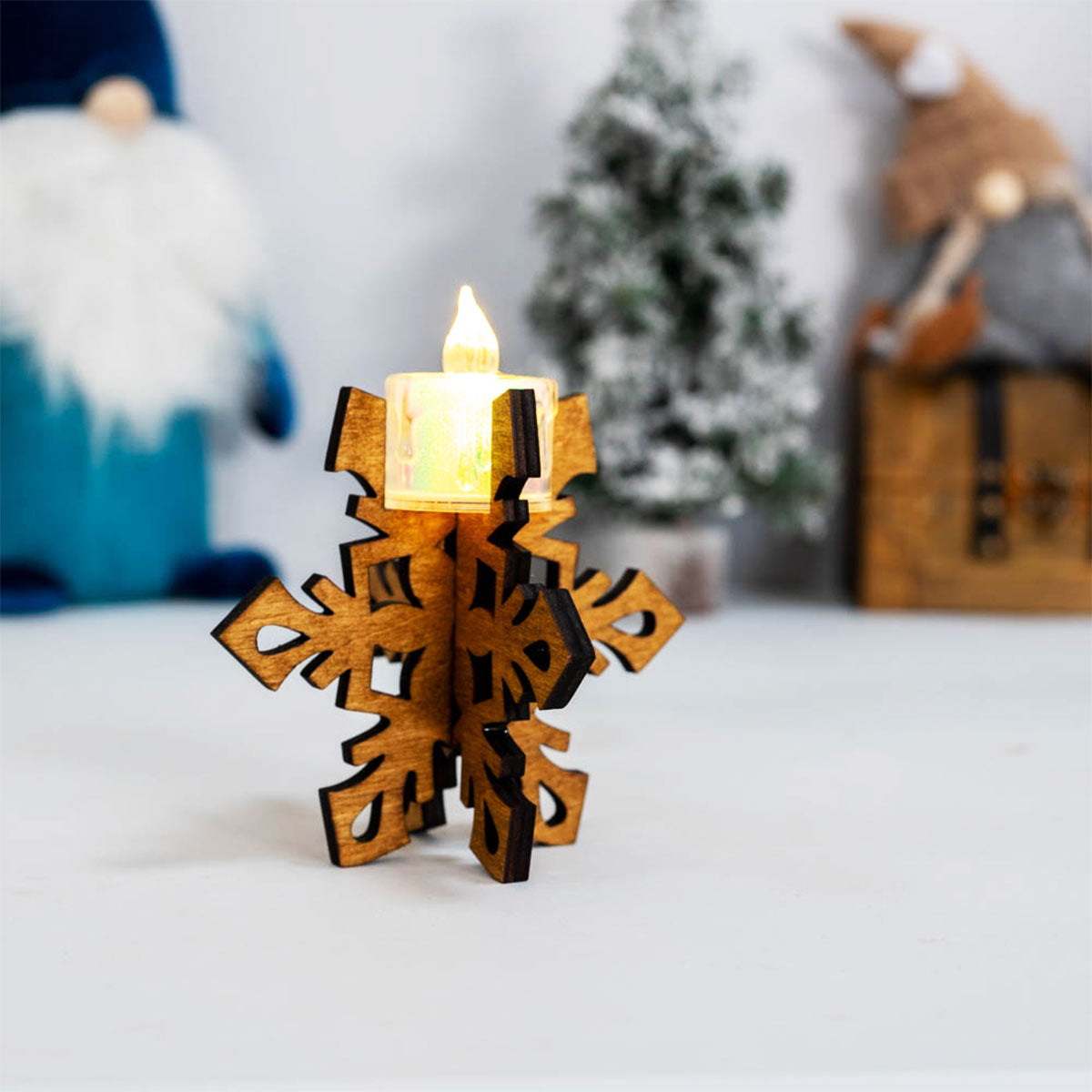 Дървен свещник с форма на снежинка 
