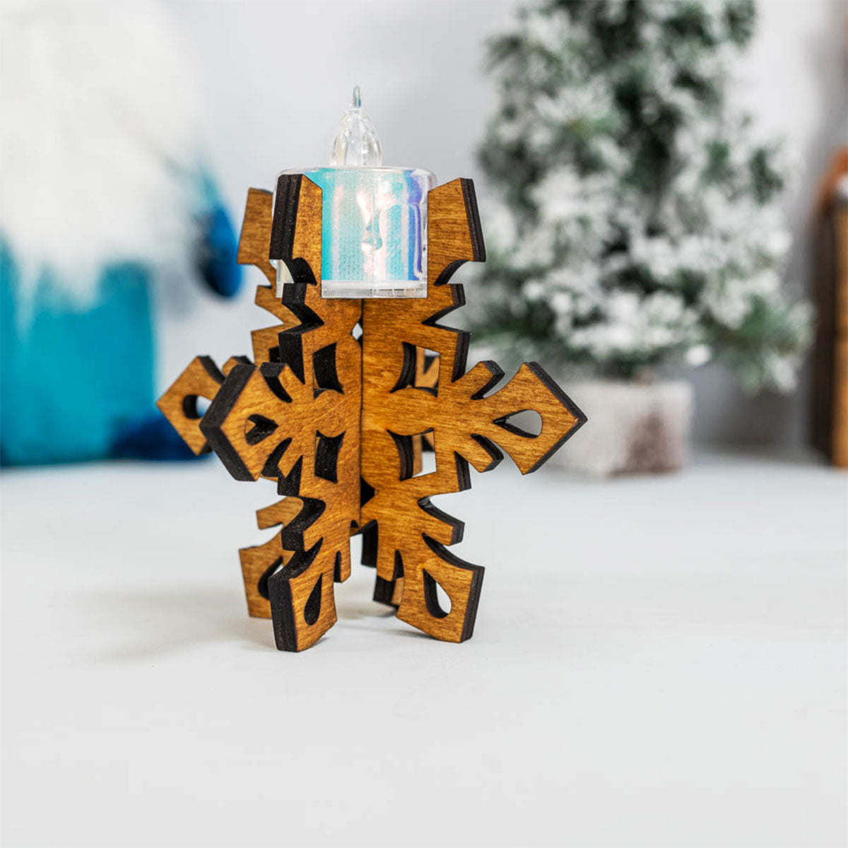 Детайлен изглед на дървен свещник с форма на снежинка