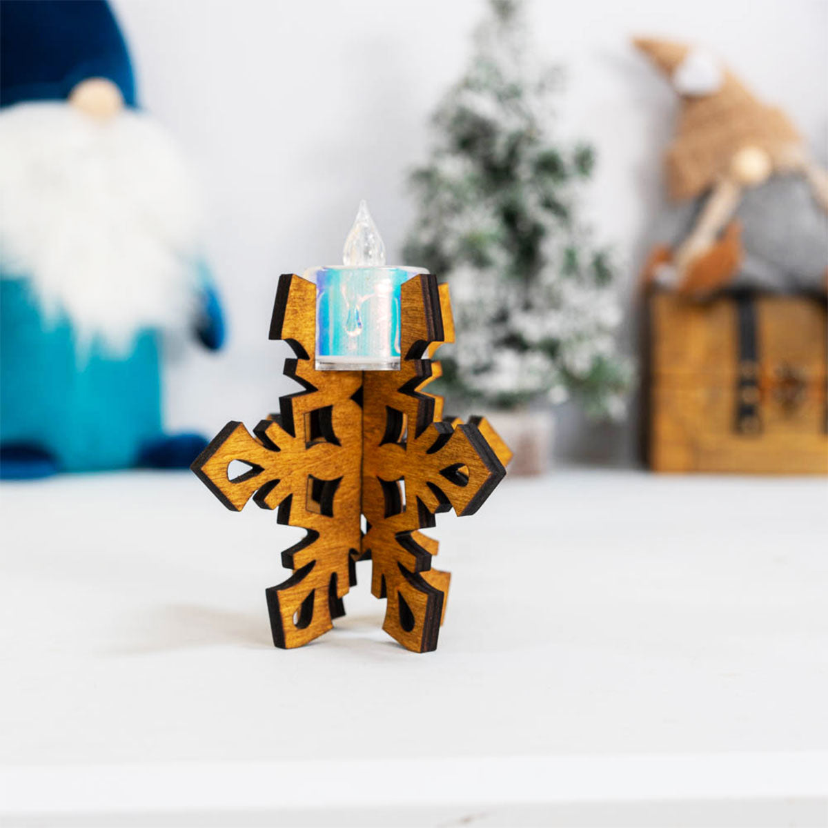Свещник за чаени свещи от дърво, с форма на снежинка 