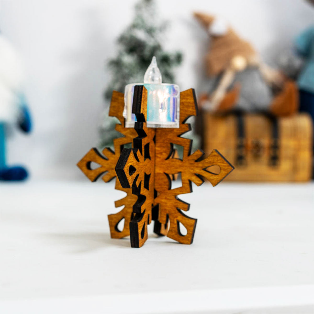 Свещник от дърво с форма на снежинка 