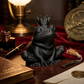 Декоративна черна 3D фигура на жаба с корона, ръчно рисувана за стилен спомен от exe.bg.