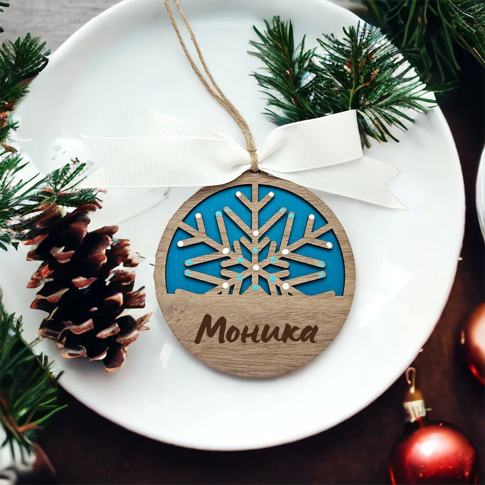 Коледен орнамент за елха в син цвят с гравирано име Моника 