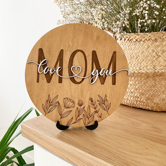Дървена декорация „Mom – Love You“ – израз на обич и признателност
