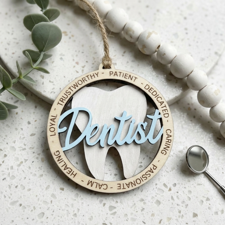 Дървена висяща декорация с форма на зъб и надпис Dentist, ръчна изработка от естествено дърво, изненада за стоматолог от exe.bg.
