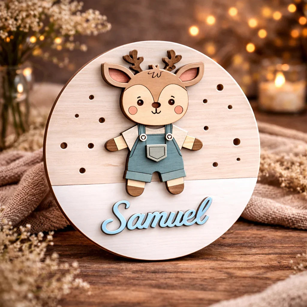 Детска дървена декорация еленче с име Samuel, ръчна изработка от естествено дърво, изненада за бебе от exe.bg.
