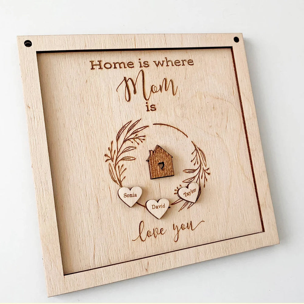 Декоративна дървена табела с гравиран текст "Home is where Mom is" , с малки сърчица с персонализирани имена 