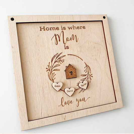 Декоративна дървена табела с гравиран текст "Home is where Mom is" , с малки сърчица с персонализирани имена 