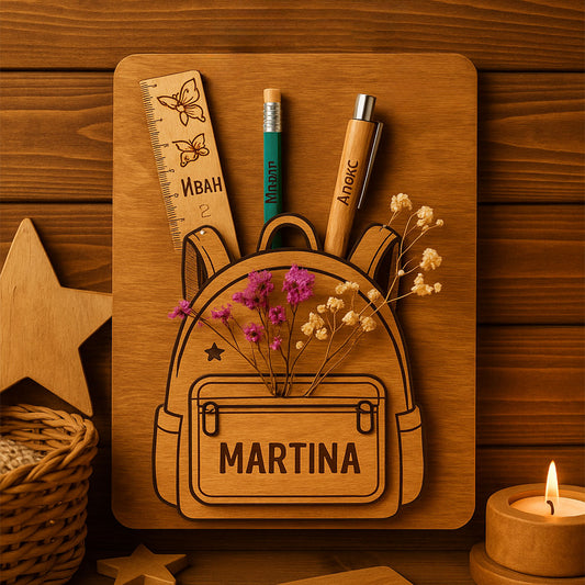 Дървена картичка с раничка – персонализиран подарък за малки ученици