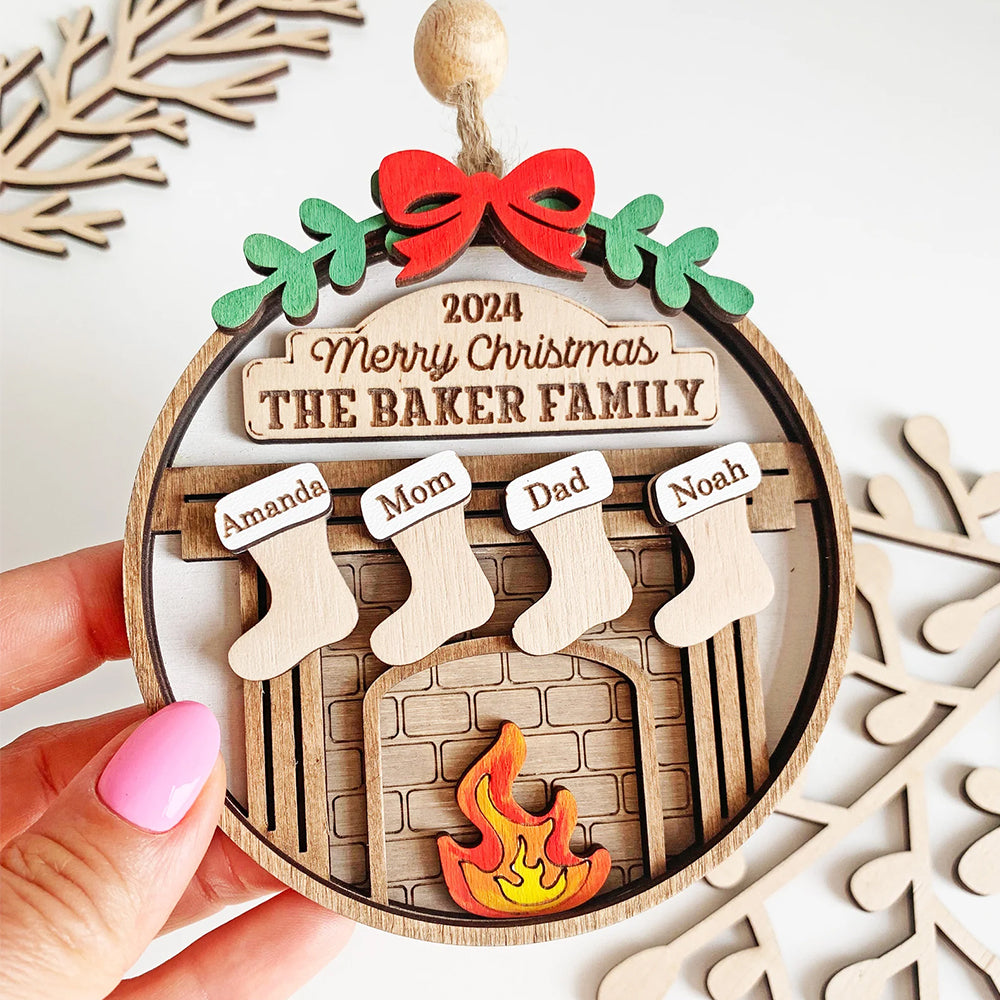 Дървена играчка за елха, изобразяваща камина с окачени коледни чорапи, с персонализирани имена 