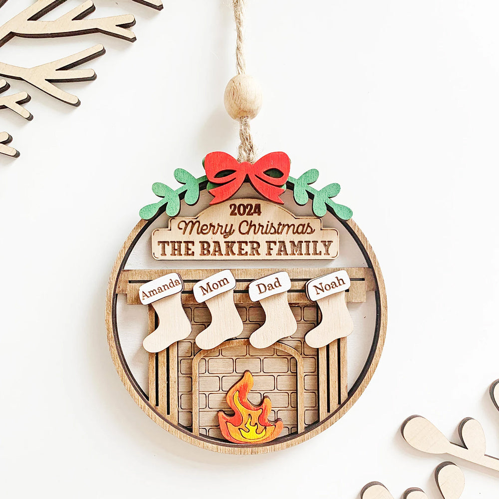 Дървена декорация за елха с кледна камина и персонализирани чорапчета в бяло 