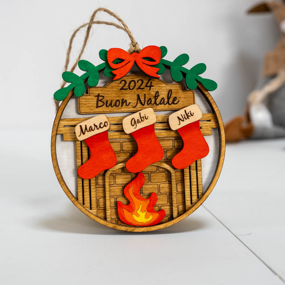 Дървена играчка за елха коледна камина с три чорапчета, персонализирани имена, година и пожелание 
