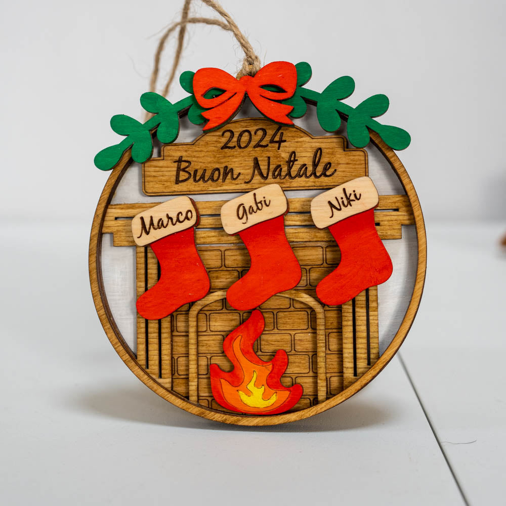 Близък план на коледна играчка за елха камина с персонализирани чорапчета 