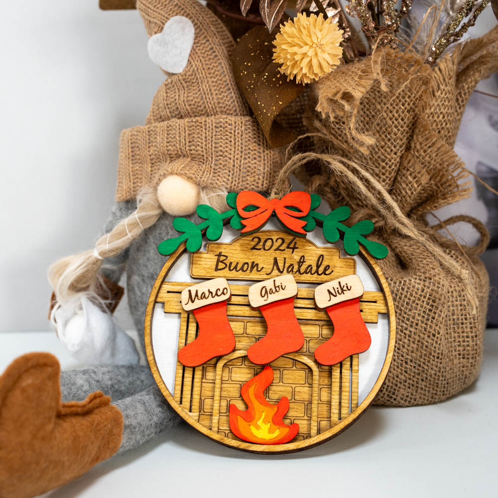Декоративна композиция с коледна играчка за елха с камина и персонализирани чорапчета 