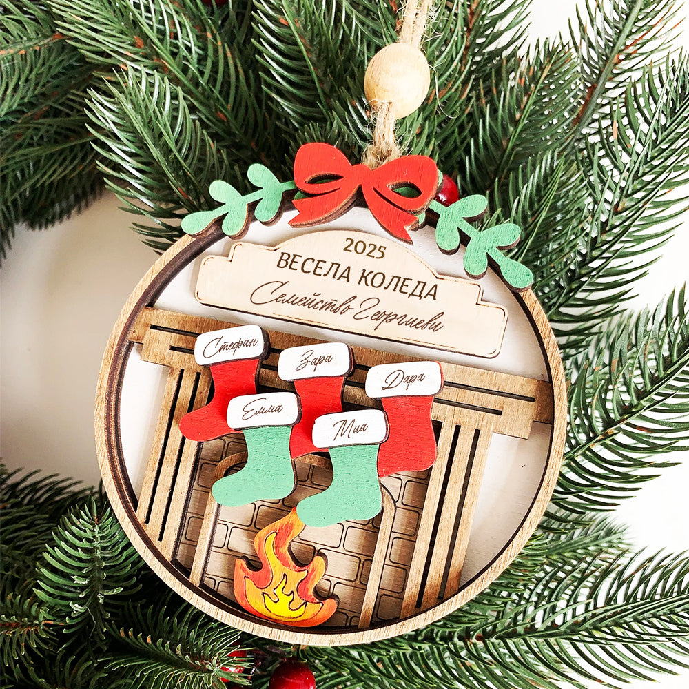 Дървена коледна играчка за елха с камина и коледни чорапчета, вариант с пет чорапчета 