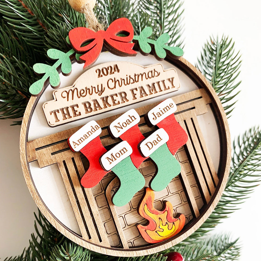 Коледна декорация камина с пет чорапчета с гравирани имена 