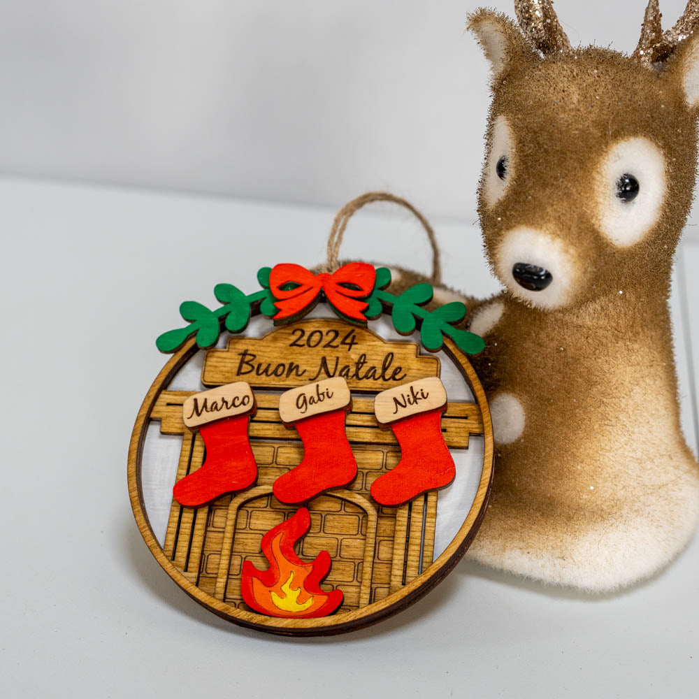 Дървена играчка за елха с камина и три коледни чорапчета 