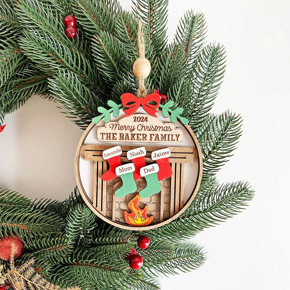 Дървена декорация с камина и пет коледни чорапчета 