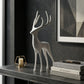 Минималистична декоративна фигура на елен от бяла смола, стилна изненада за дома от exe.bg.
