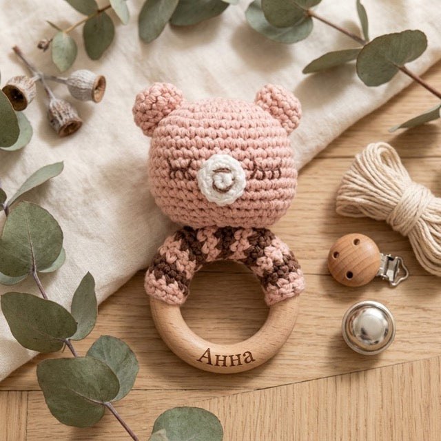 Персонализиран подарък за раждане на бебе дървена дрънкалка мече