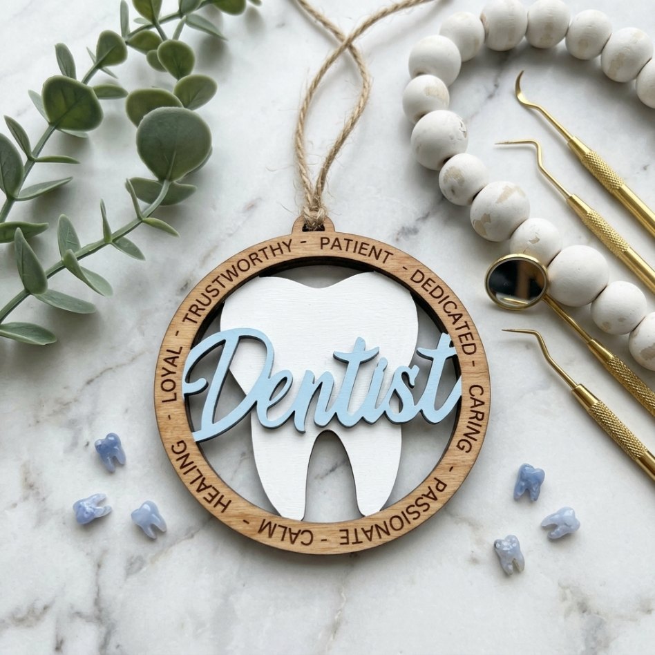 Дървена декорация с изрязана форма на зъб и надпис Dentist, ръчна изработка, стилен жест за стоматолог от exe.bg.